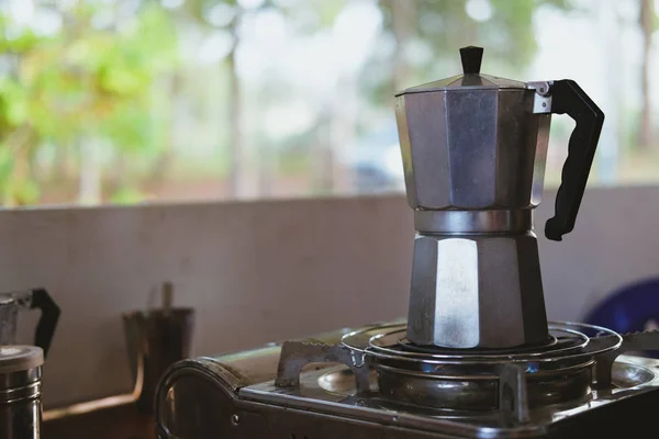 Talyan Kahve Makinesi Pot Evde Soba Üzerinde — Stok fotoğraf