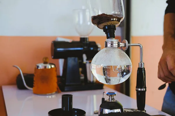 古典的な真空サイフォン コーヒー メーカー 醸造方法 — ストック写真