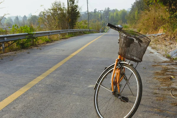 Orange Cykel Parkering Bredvid Vägen Morgonen — Stockfoto