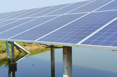 çiftlik su pompası için güç temini için güneş pili paneli. Tarımda yenilenebilir enerji