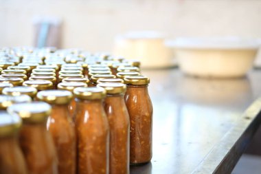 soya fasulyesi yapıştırın şişe tuzlu. soya üretim fabrikası