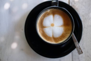 cappuccino kahve ile çiçek latte sanat Beyaz ahşap masa