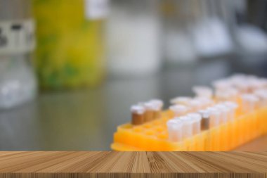 Pcr tüp Mikroplaka görüntüleme ürün için ahşap masa ile laboratuvarda DNA örneği