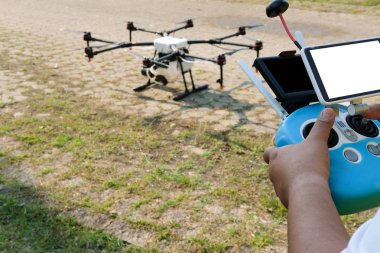 adam kontrol eden tarım dron. Uzaktan kumanda