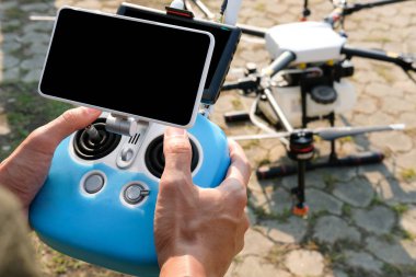 adam kontrol eden tarım dron. Uzaktan kumanda