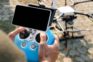 adam kontrol eden tarım dron. Uzaktan kumanda