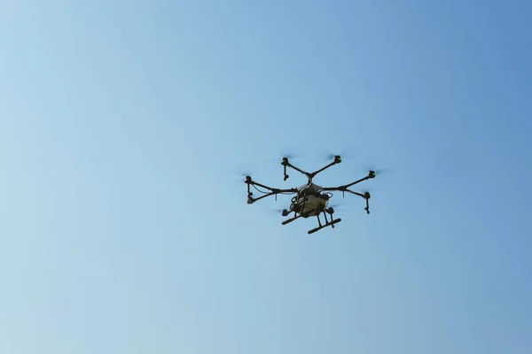 Agriculture drone volant & pulvérisation engrais liquide ou herbici — Photo