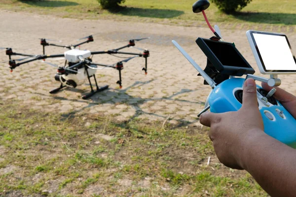 Homme contrôlant drone agricole. télécommande — Photo
