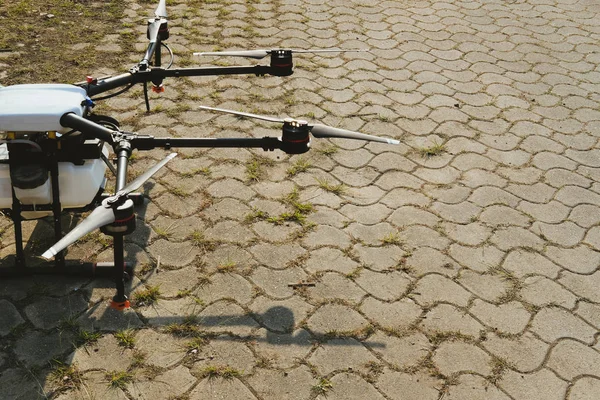 Drone agricole pour pulvériser de l'engrais liquide ou herbicide dans — Photo