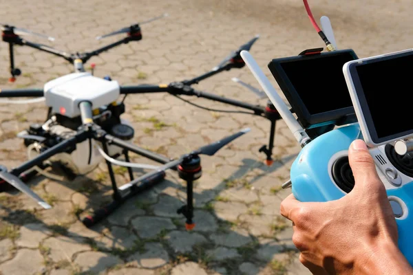 Homme contrôlant drone agricole. télécommande — Photo