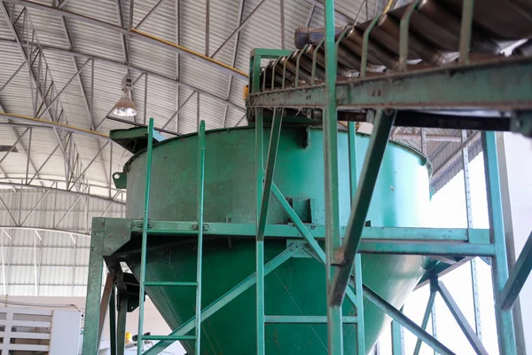 fabrikada konveyör bant