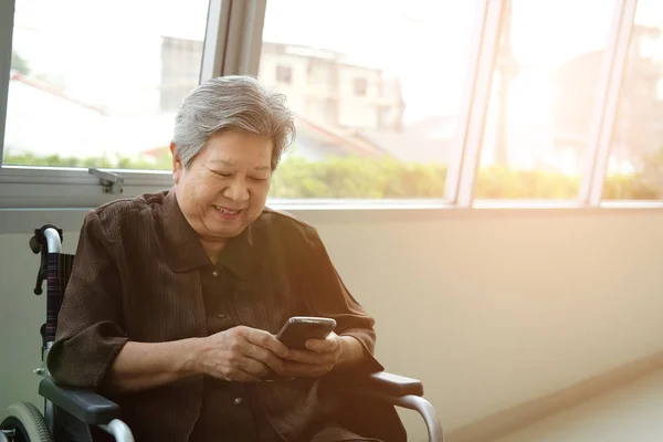 cep telefonu tutan tekerlekli sandalyeyaşlı kadın. yaşlı yaşlı u