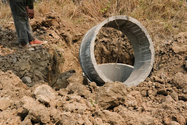 Arbetare begrava röret på marken för att göra septisk tank vid constructio — Stockfoto