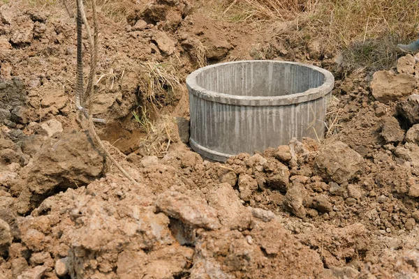 Tanque séptico enterrado en el suelo en el sitio de construcción — Foto de Stock