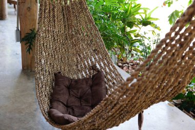 bahçeye yakın terasta dinlenmek için rahat hamak beşik