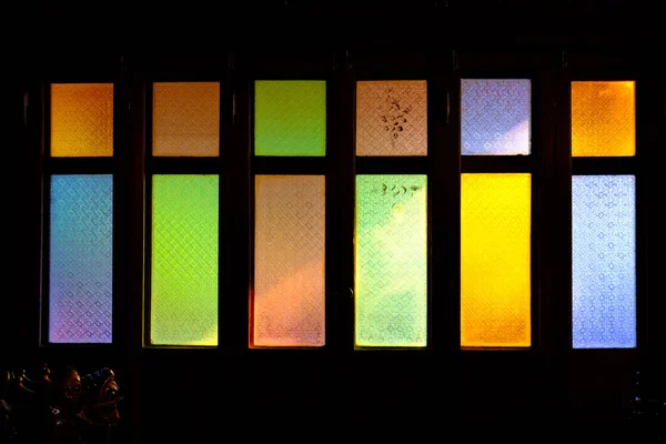 Barevná mozaikové okno z dřevěného domu — Stock fotografie