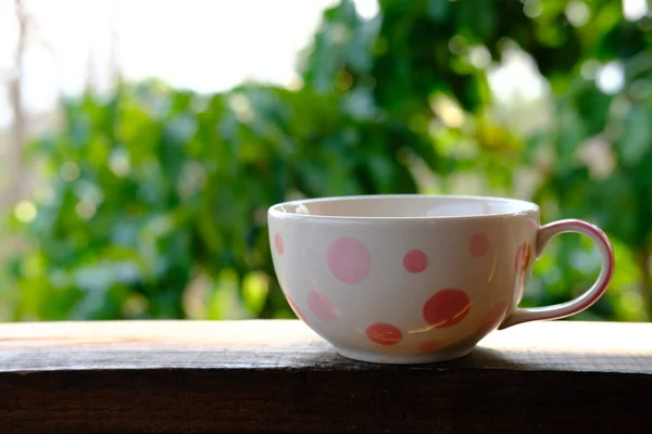 Kaffeetasse auf Holztisch mit Gartenblick — Stockfoto