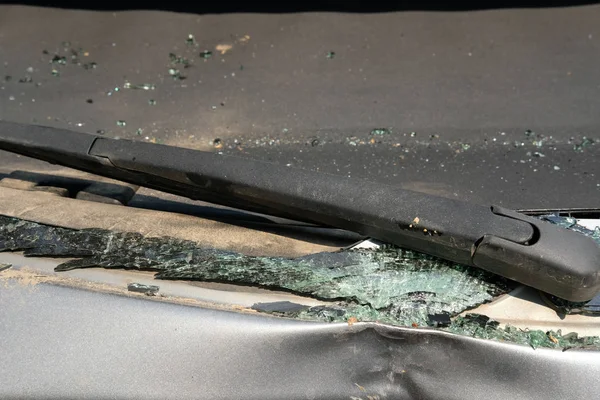 Gebroken beschadigd achterauto glas per ongeluk. — Stockfoto