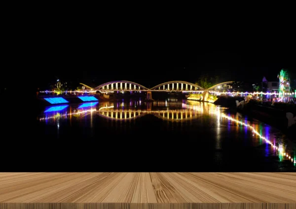 Światło na moście w nocy z drewnianym stołem do wyświetlania produktu — Zdjęcie stockowe