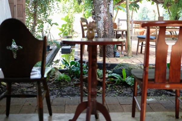 Mesa y silla en cafetería en el jardín — Foto de Stock