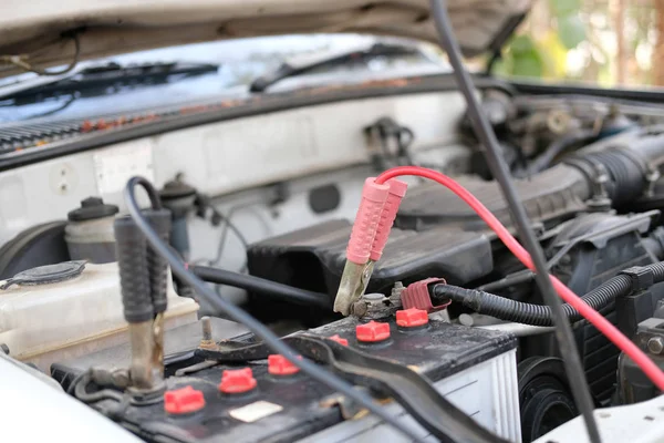 Μηχανικός χρησιμοποιούν καλώδια βραχυκυκλωτήρα για να χρεώσει νεκρή μπαταρία αυτοκινήτου — Φωτογραφία Αρχείου