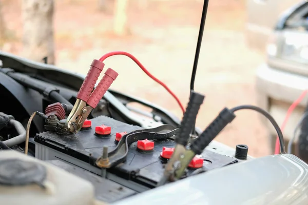 Μηχανικός χρησιμοποιούν καλώδια βραχυκυκλωτήρα για να χρεώσει νεκρή μπαταρία αυτοκινήτου — Φωτογραφία Αρχείου