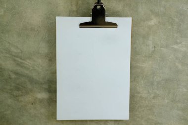 duvara asılı boş beyaz kağıt poster menüsü