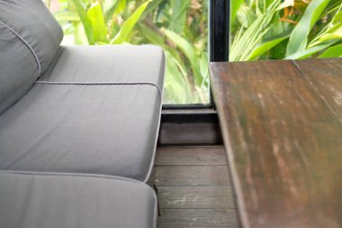 bahçe penceresi yakınında oturma odasında kanepe kanepe