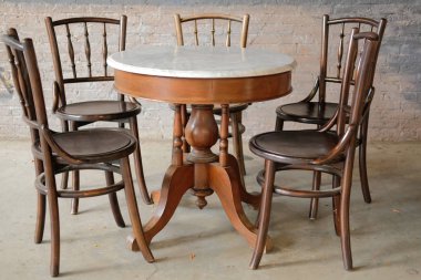 Kafe kafedeki ahşap sandalye masası.