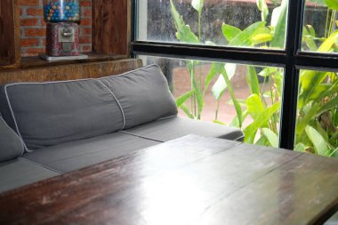 bahçe penceresi yakınında oturma odasında kanepe kanepe