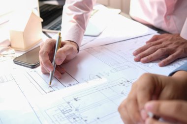 gerçek estat ev planı üzerinde çalışan mimar mühendis ekibi