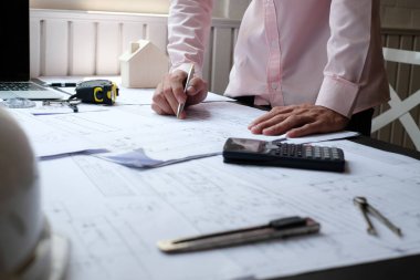 gayrimenkul yanlısı ev planı üzerinde çalışan mimar mühendis