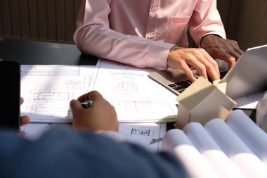 gerçek estat ev planı üzerinde çalışan mimar mühendis ekibi