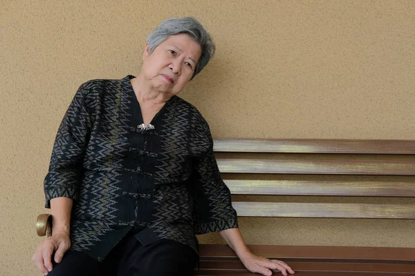 Mujer mayor deprimida y aburrida sentada en el banco. honorarios femeninos ancianos — Foto de Stock