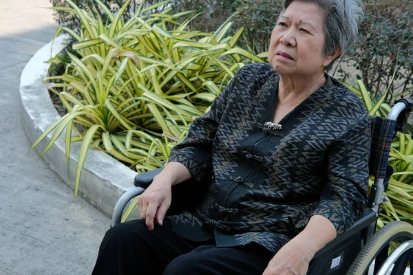 Mujer mayor deprimida y aburrida en silla de ruedas. anciana mujer feelin — Foto de Stock