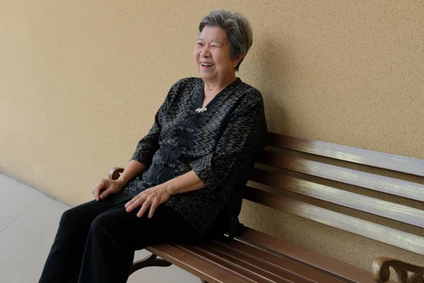 Oude oudere vrouw thuis zitten. oudere vrouwelijke ontspannen buiten — Stockfoto