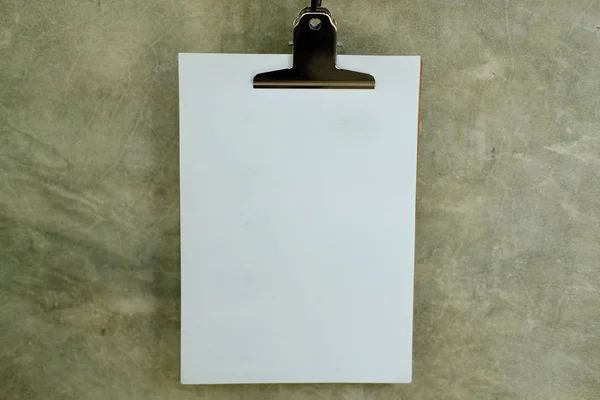 Pusty biały papier plakat menu wiszące na ścianie — Zdjęcie stockowe