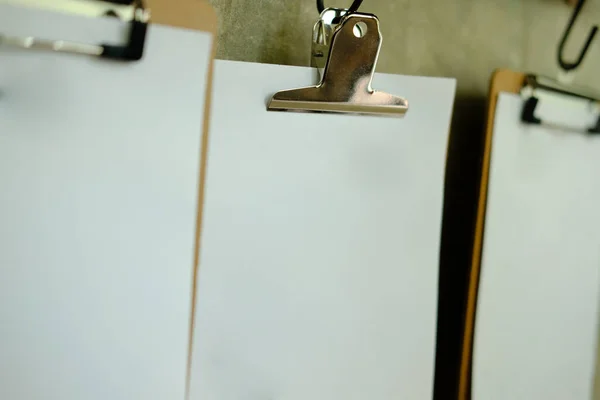 Menú de póster de papel blanco en blanco colgando en la pared — Foto de Stock