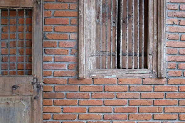 Vieja ventana de la puerta de madera y pared de ladrillo — Foto de Stock