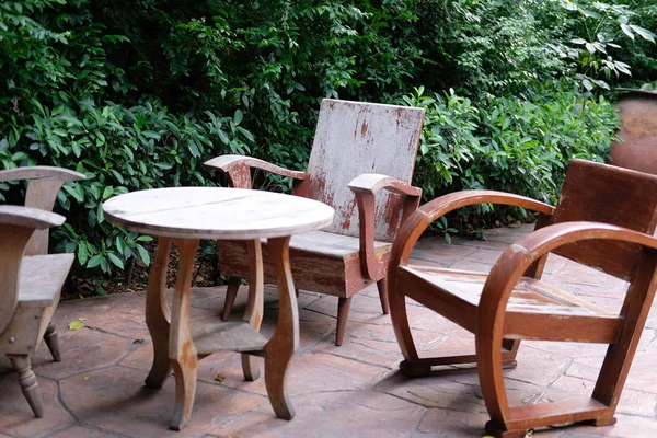 花园中的木制桌椅 — 图库照片