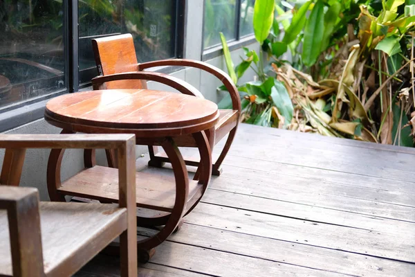 Mesa de madeira & cadeira no terraço perto do jardim — Fotografia de Stock