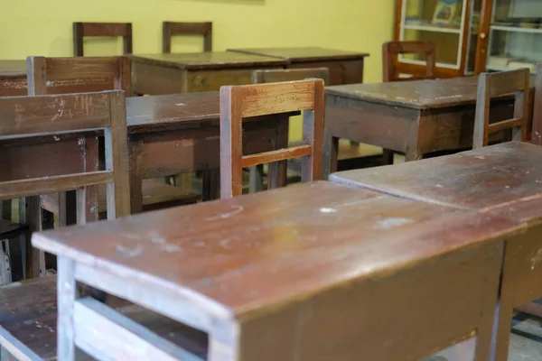 교실에서 오래된 테이블과 의자. 학교로 돌아가기 — 스톡 사진