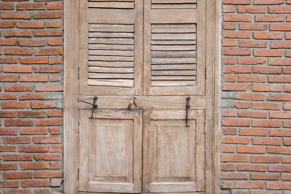 Старое деревянное окно и кирпичная стена — стоковое фото