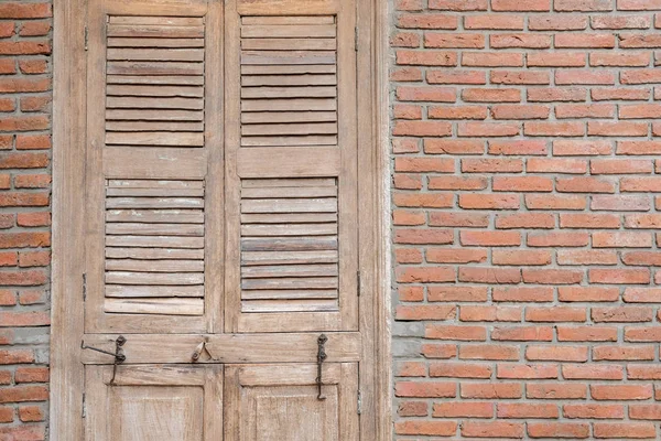 Janela de madeira velha & parede de tijolo — Fotografia de Stock