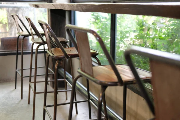 Taburete en cafetería cerca de la ventana del jardín —  Fotos de Stock