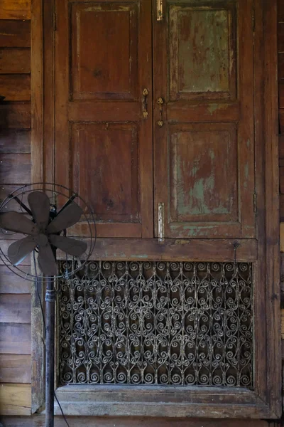 Vieja ventana de madera vintage con marco de acero curvado — Foto de Stock