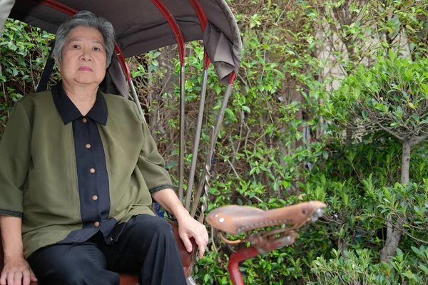 Una anciana descansando en el parque. anciana mujer relajante al aire libre — Foto de Stock