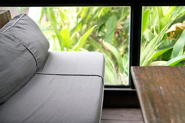 Kanapa sofa w salonie w pobliżu okna ogrodu — Zdjęcie stockowe