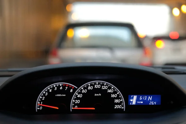 交通信号を持つ車のダッシュボードコントロール — ストック写真