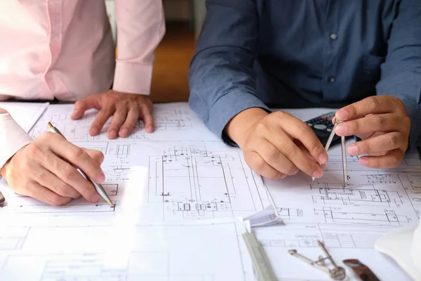 Equipe de engenheiro arquiteto trabalhando no projeto da casa de imóveis — Fotografia de Stock